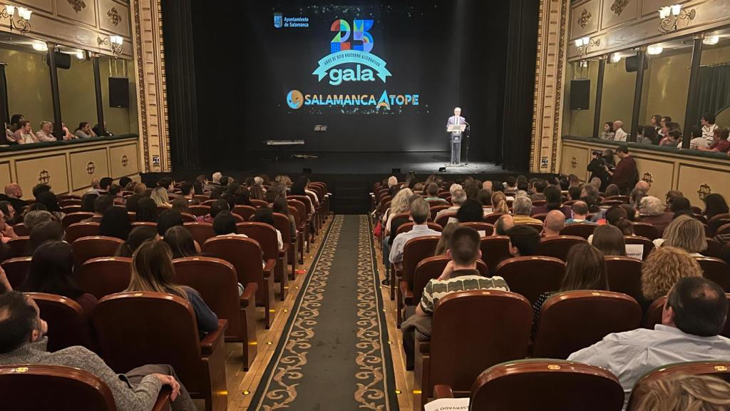 El alcalde de Salamanca, Carlos García Carbayo,  en la gala del 25º aniversario de Salamanca a Tope
