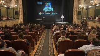 El alcalde de Salamanca, Carlos García Carbayo,  en la gala del 25º aniversario de Salamanca a Tope