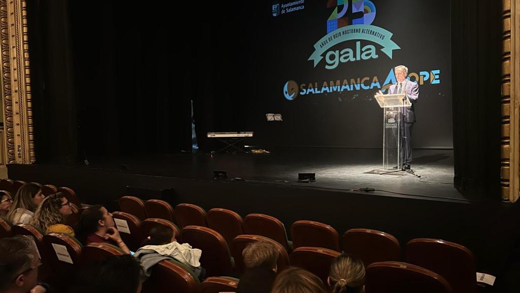 El alcalde de Salamanca, Carlos García Carbayo,  en la gala del 25º aniversario de Salamanca a Tope