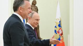 El presidente ruso, Vladímir Putin, muestra el camino al enviado del presidente estadounidense Donald Trump, Steve Witkoff, durante una reunión en Moscú, Rusia, el 25 de abril de 2025.