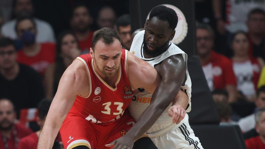 Nikola Milutinov, presionado por Usman Garuba