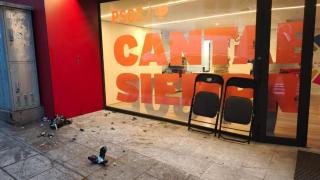 Imagen del exterior de la sede del PSOE en Cantabria tras el atentado con explosivos caseros.