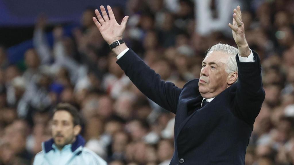 Ancelotti se lamenta en el partido ante el Arsenal en Champions.