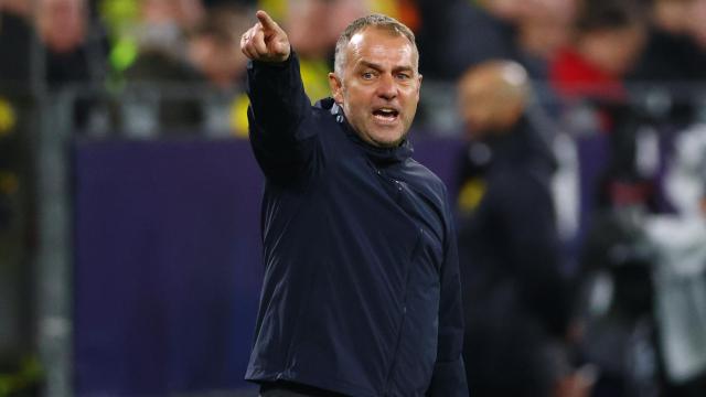 Hansi Flick da instrucciones a sus jugadores en el partido ante el Borussia Dortmund.