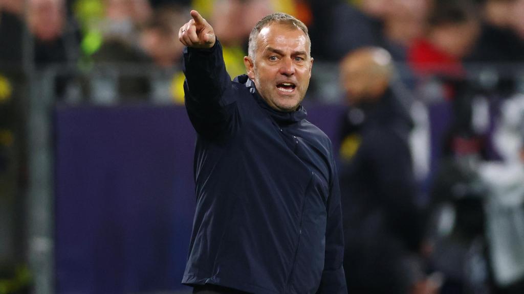 Hansi Flick da instrucciones a sus jugadores en el partido ante el Borussia Dortmund.