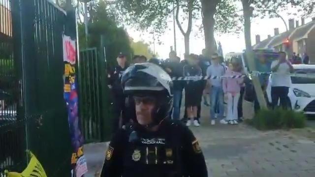 Aficionados del Valladolid reciben al equipo lanzando huevos tras confirmarse el descenso