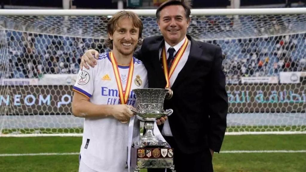 Niko Mihic junto a Luka Modric tras la victoria en la Supercopa de España 2021-2022.