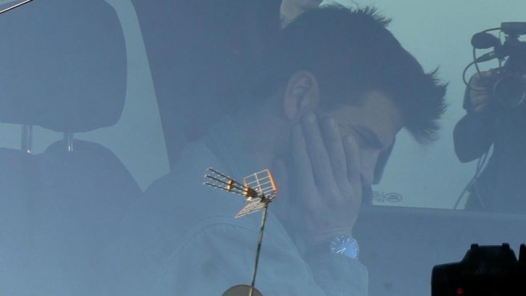 Antes de aparecer con Clara Chía, Piqué salió solo de su domicilio.