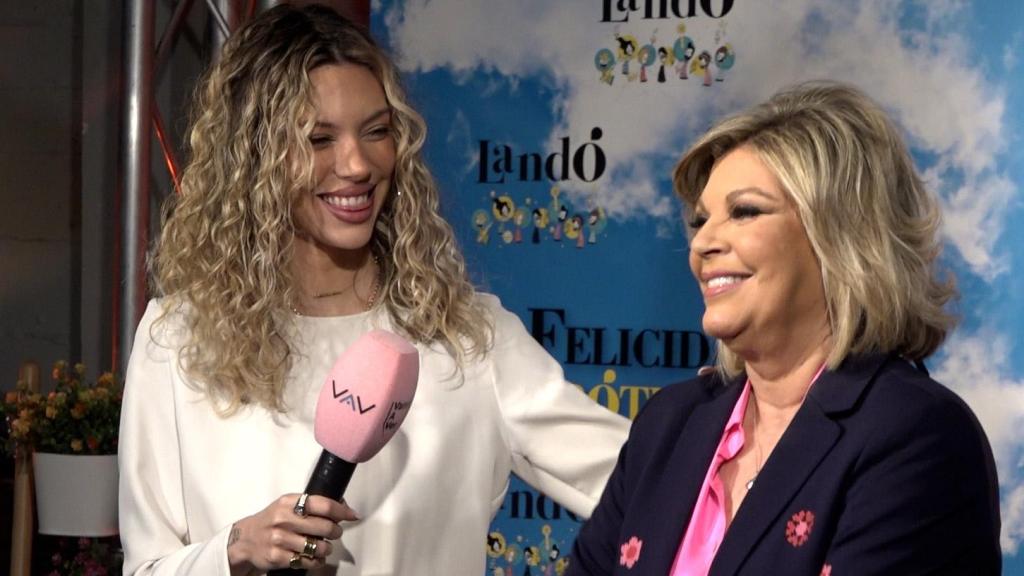 Alejandra Rubia entrevistando a su madre en la rueda de prensa de 'Santa Lola'.