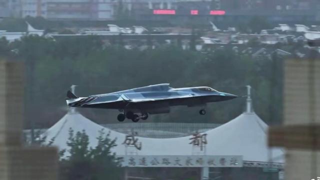 Una nueva imagen del avión de combate furtivo J-36 de China.