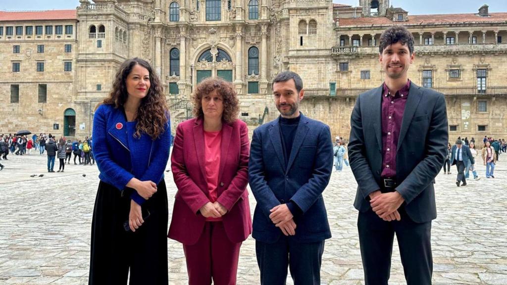 Reunión entre la alcaldesa de Santiago y el ministro de Consumo.