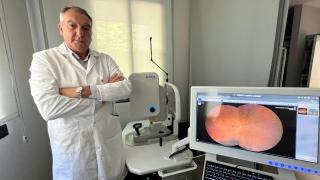 El doctor Martin Leal con el nuevo retinografo.