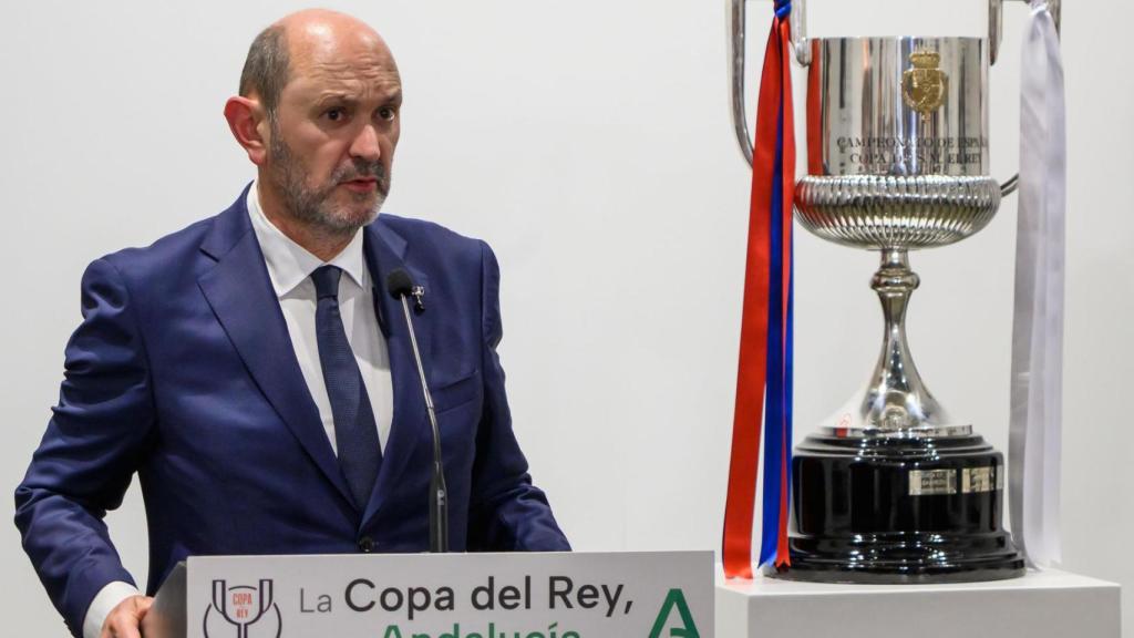 Rafael Louzán en la sala del Palacio de San Telmo junto con la Copa del Rey.