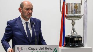 Rafael Louzán en la sala del Palacio de San Telmo junto con la Copa del Rey.