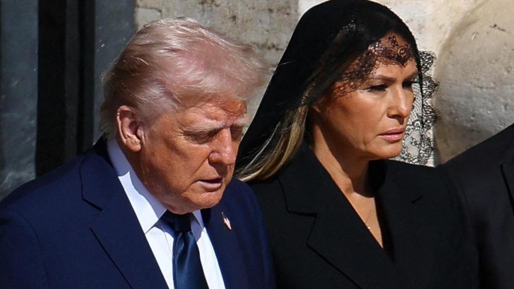 El presidente de Estados Unidos, Donald Trump, y la primera dama, Melania Trump, caminan para asistir a la misa funeral del Papa Francisco, en el Vaticano.