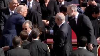 El rey Felipe VI y Donald Trump se saludan durante el funeral del papa Francisco.