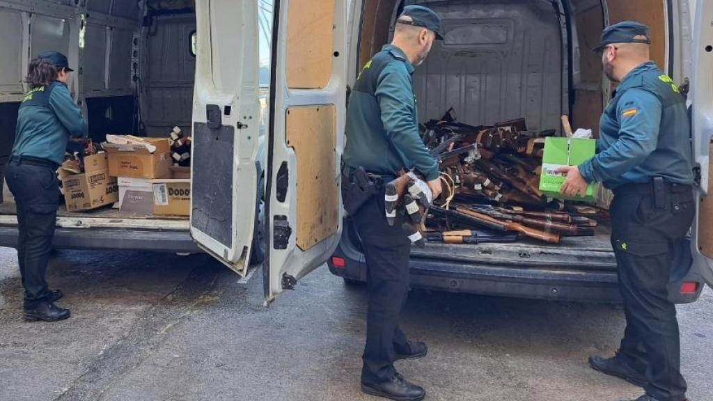 Los agentes, con las armas, antes de su destrucción.