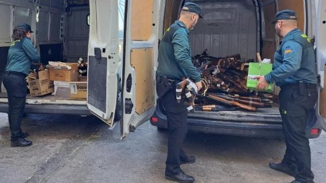 Los agentes, con las armas, antes de su destrucción.
