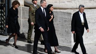 De los reyes Felipe VI y Letizia a Haakon y Mette-Marit: cónclave de Casas Reales en el funeral del Papa Francisco en el Vaticano