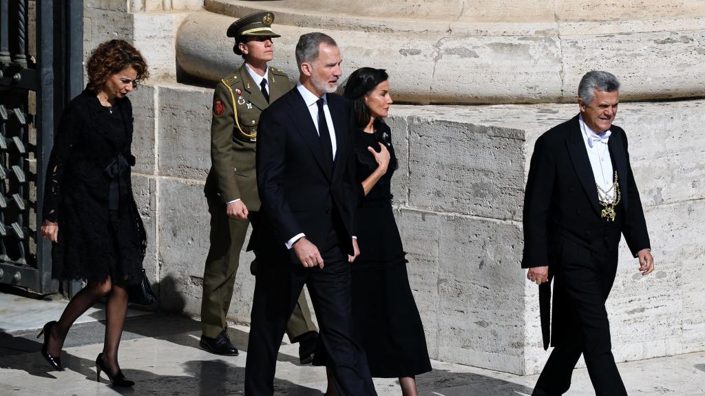 La vicepresidenta primera, María Jesús Montero, y los Reyes de España durante el funeral de Francisco I el pasado 26 de abril.