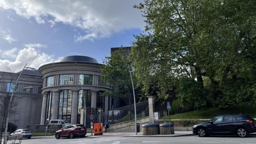 Nubes y claros junto al Palacio de la Ópera en A Coruña.