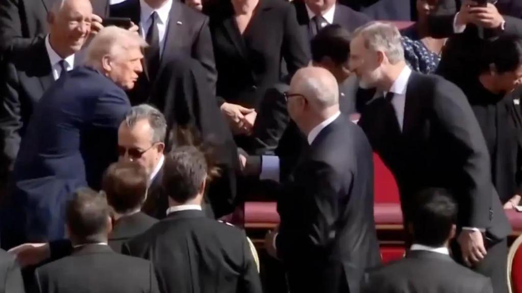 Donald Trump y Felipe VI se saludan antes del funeral.