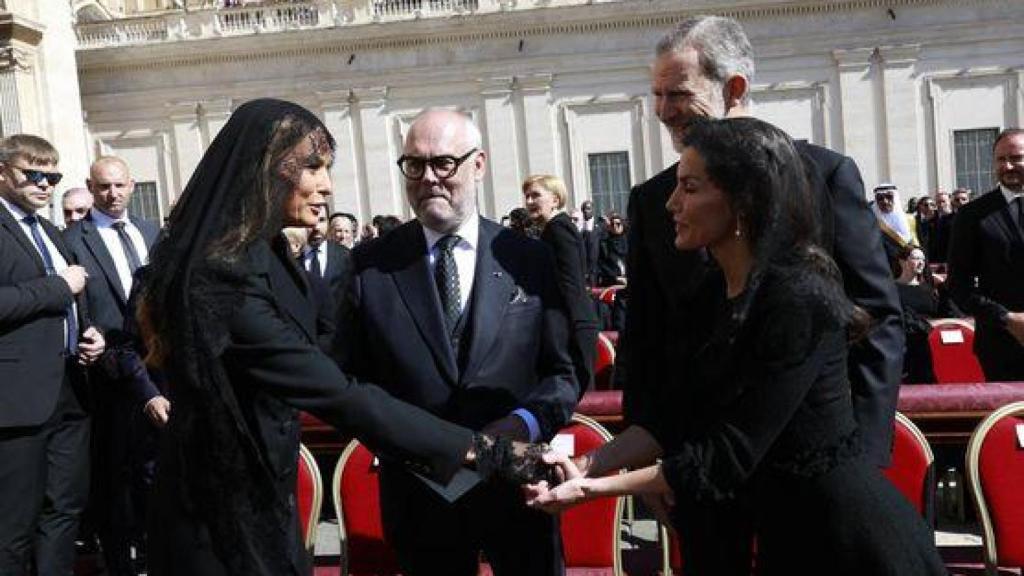 La reina Letizia saludando a Melania Trump, este sábado, 26 de abril, en el Vaticano.