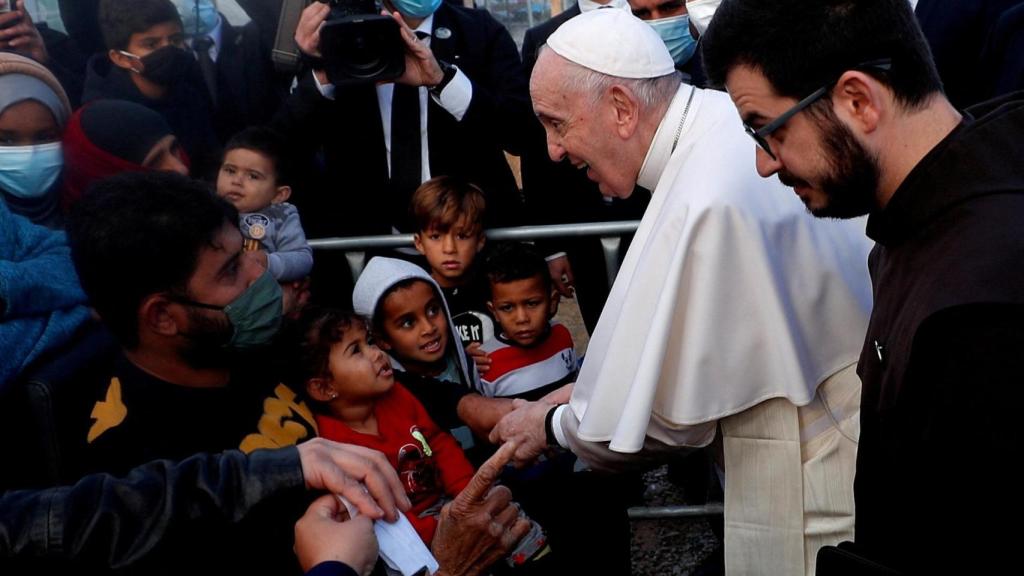 El Papa Francisco reacciona al encontrarse con migrantes durante su visita al campamento de Mavrovouni para refugiados y migrantes en la isla de Lesbos , Grecia, el 5 de diciembre de 2021.