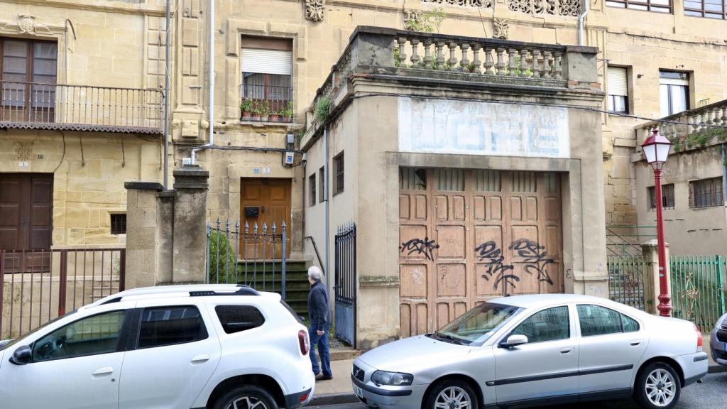 Vista del lugar donde ayer fue asesinada, a manos de su pareja, una mujer de 36 años en el domicilio de la víctima en la localidad riojana de Haro.