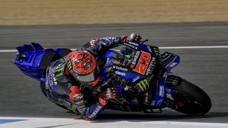 Fabio Quartararo traza un viraje con su Yamaha YZR-M1, en el circuito de Jerez.