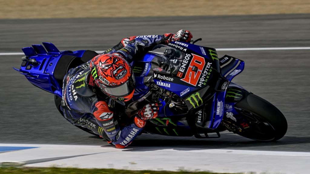 Fabio Quartararo traza un viraje con su Yamaha YZR-M1, en el circuito de Jerez.