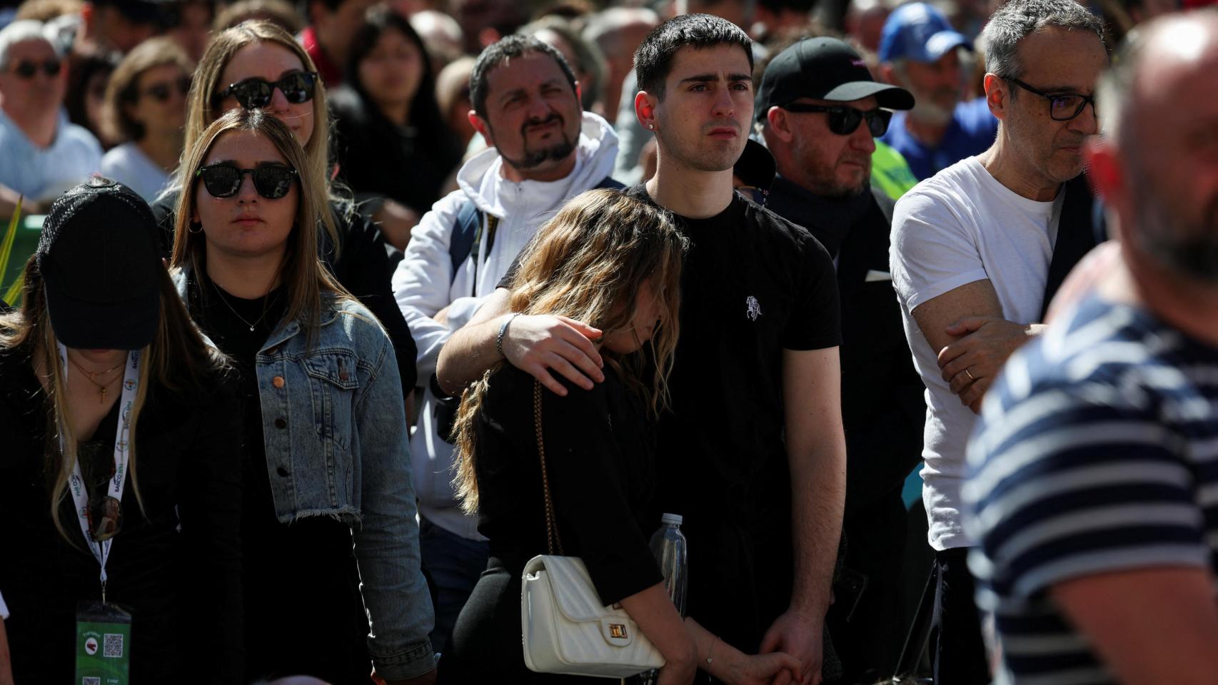 La gente asiste a la misa funeral del Papa Francisco en la Plaza de San Pedro, antes de su funeral.