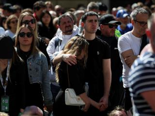 La gente asiste a la misa funeral del Papa Francisco en la Plaza de San Pedro, antes de su funeral.