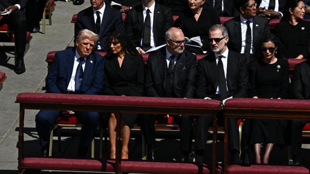 Los Reyes sentados junto a Donald Trump y su esposa, Melania.