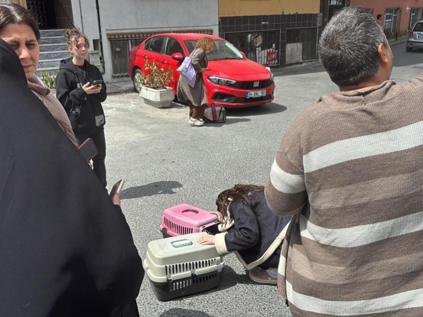 Vecinos abandonan sus casas cargados con lo justo, con sus mascotas, tras los temblores.