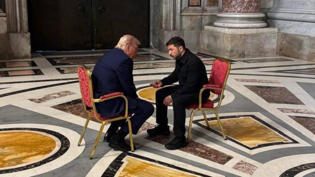 El presidente estadounidense Donald Trump, reunido junto a su homólogo Volodímir Zelenski, en el Vaticano antes del funeral del papa Francisco.