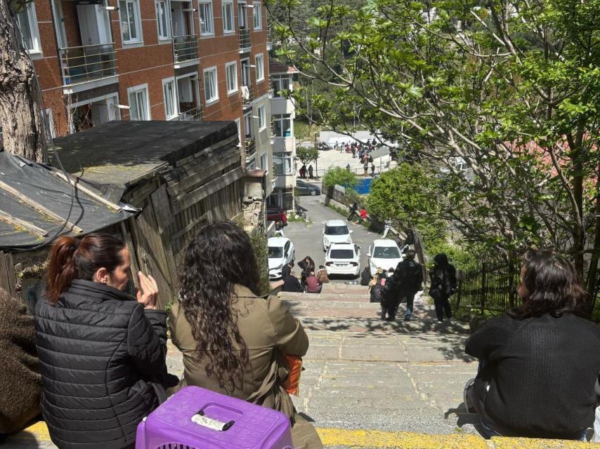 Al fondo, un colegio durante la celebración del Día del Niño.