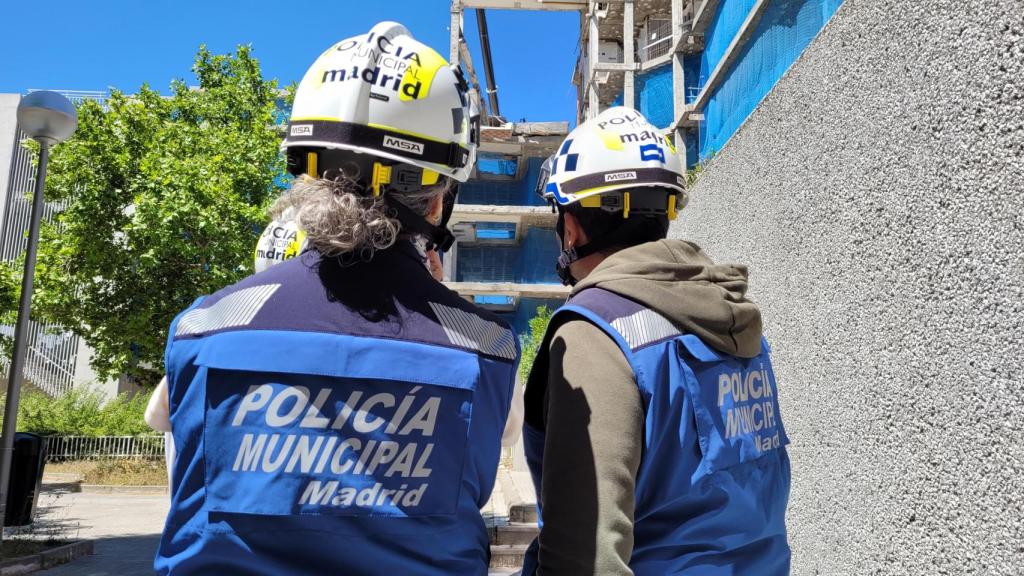 Agentes del Grupo de Siniestralidad Laboral, durante un derrumbe en la calle Lezama del distrito Fuencarral-El Pardo.