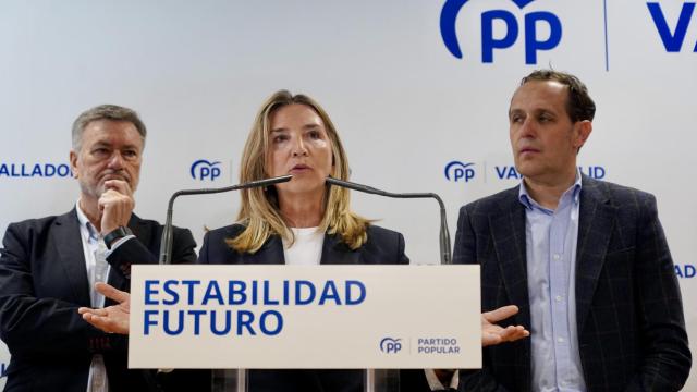 La portavoz del Grupo Parlamentario Popular en el Senado, Alicia García, informa en Valladolid sobre temas de actualidad, junto al secretario general del PP en Castilla y León, Francisco Vázquez, y el presidente del partido en Valladolid, Conrado Íscar.