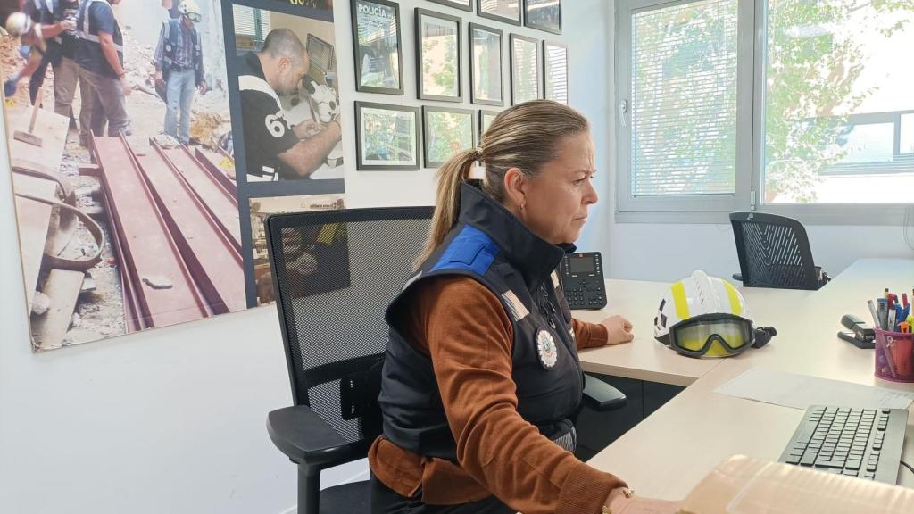 La agente Rodríguez, en la mesa de trabajo con su casco, tras atender a EL ESPAÑOL.