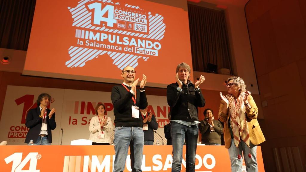 El secretario general del PSOE de CyL, Carlos Martínez; y el secretario general electo del PSOE de Salamanca, David Serrada, en el 14 Congreso Provincial del PSOE de Salamanca