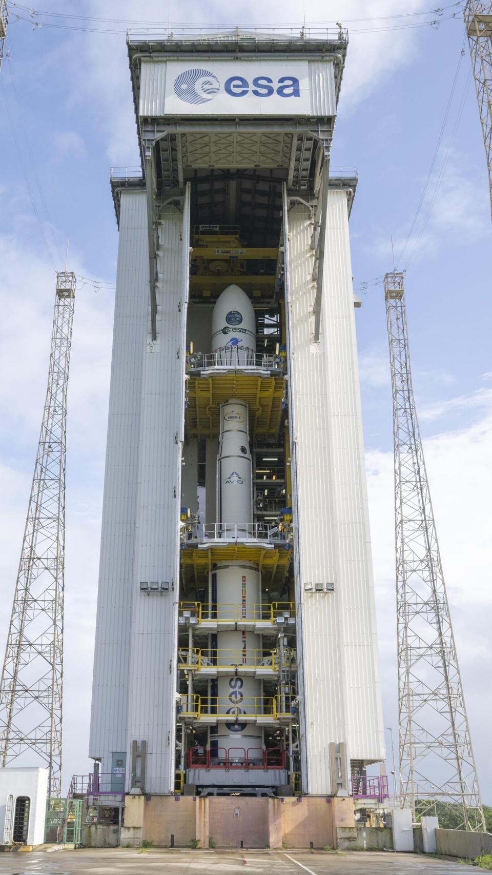 Biomass a bordo del cohete Vega C dentro del pórtico de la plataforma de lanzamiento