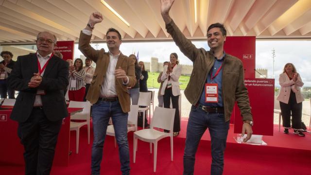 Celebración del 16 Congreso Provincial del PSOE de Ávila. Entre los asistente el secretario provincial, Carlos Montesino; el exlíder Jesús Caro, y el secretario general del Organización del PSOE de Castilla y León, Daniel de la Rosa