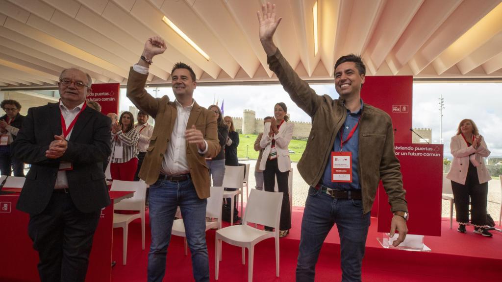 Celebración del 16 Congreso Provincial del PSOE de Ávila. Entre los asistente el secretario provincial, Carlos Montesino; el exlíder Jesús Caro, y el secretario general del Organización del PSOE de Castilla y León, Daniel de la Rosa