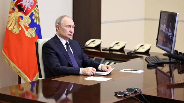 El presidente ruso, Putin, escucha el informe del jefe del Estado Mayor General de las Fuerzas Armadas rusas, Gerasimov, en las afueras de Moscú.
