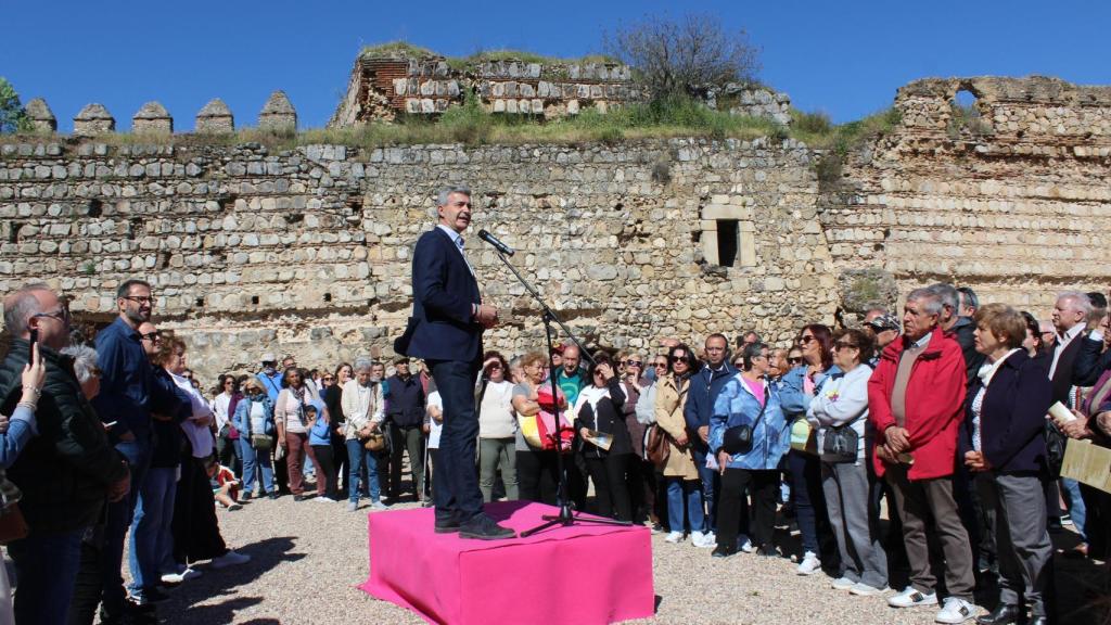 Decenas de vecinos de Escalona han acudido a la apertura del castillo.