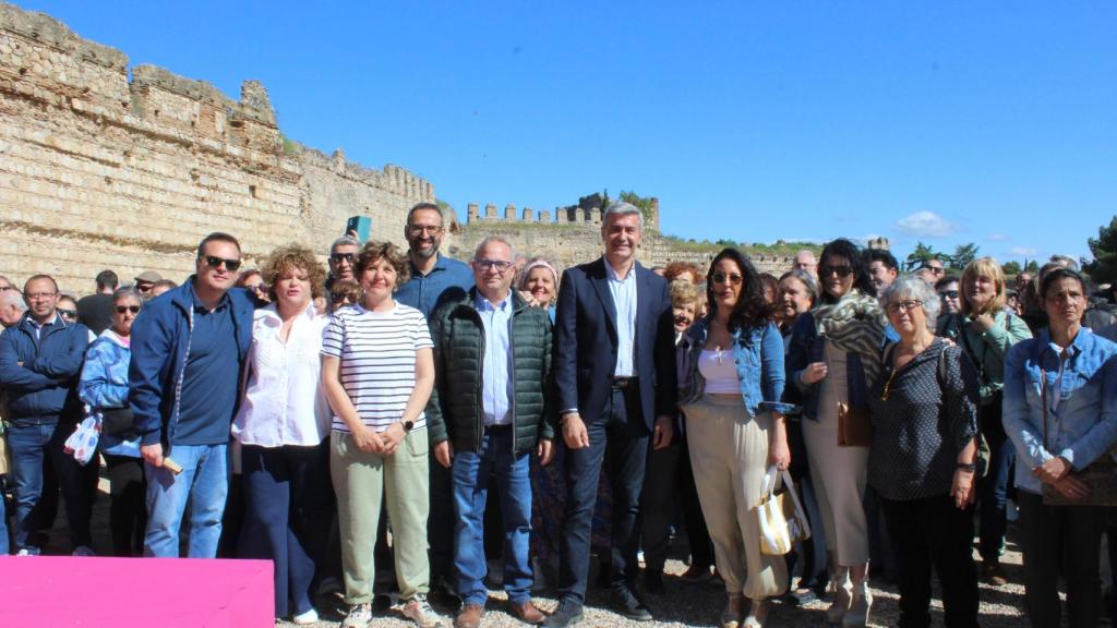 Foto de grupo durante la visita al reabierto castillo de Escalona.
