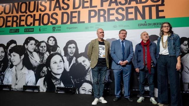 Unai Sordo, Pepe Álvarez y la comisionada para la Celebración de los 50 años de España en Libertad, Carmina Gustrán, durante el acto celebrado este sábado en el Teatro Monumental de Madrid.