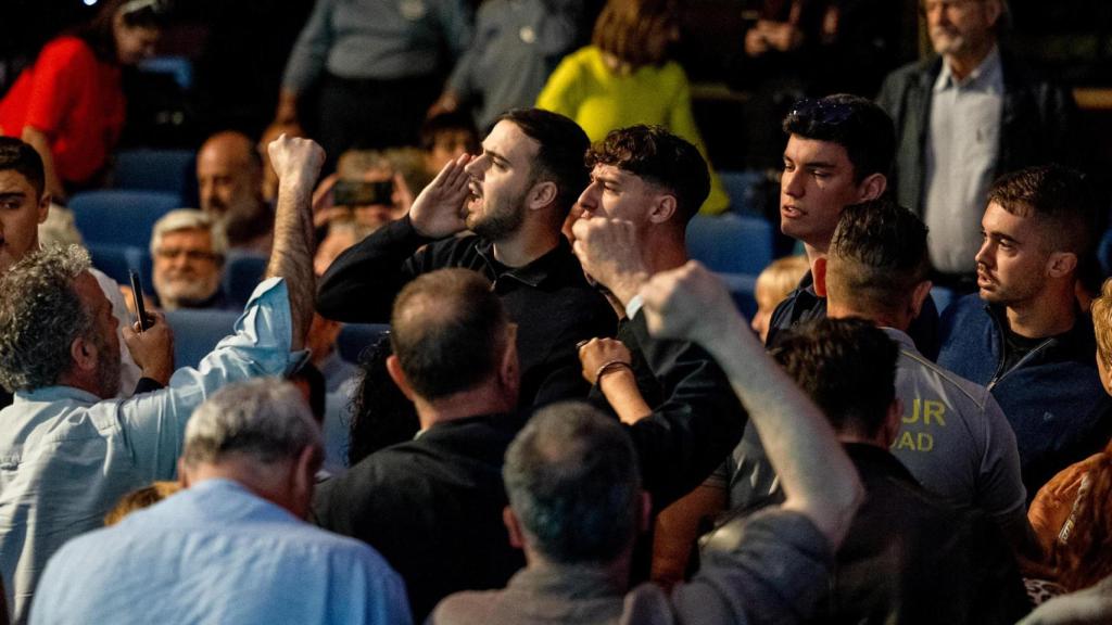 Los jóvenes que han increpado a Pepe Álvarez y Unai Sordo, durante el acto celebrado este sábado en el Teatro Mnumental de Madrid.