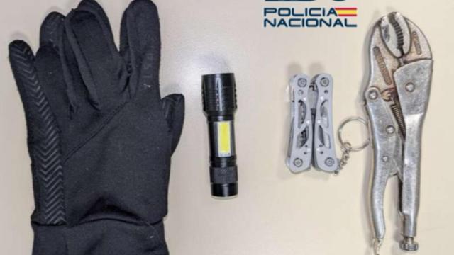 Los objetos incautados al hombre que robó en varios coches